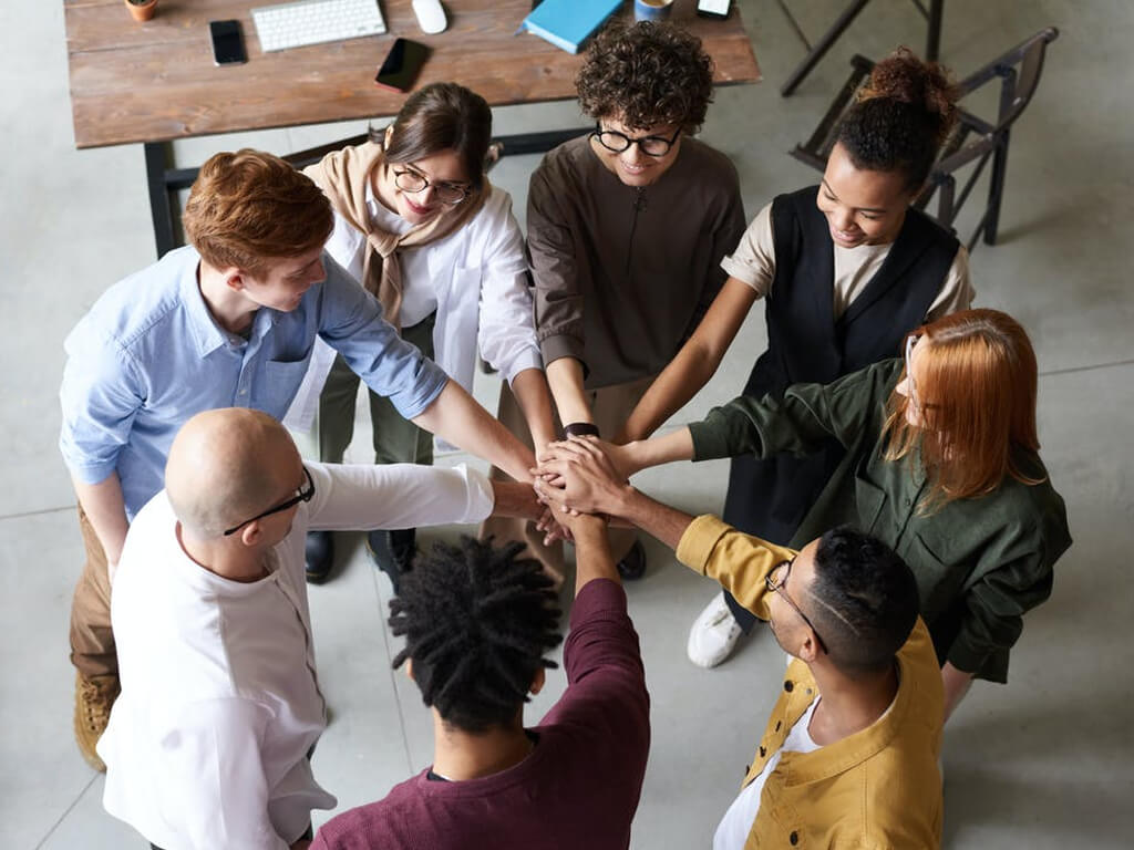 Equipe multidisciplinar reunida em um projeto JNSOFT
